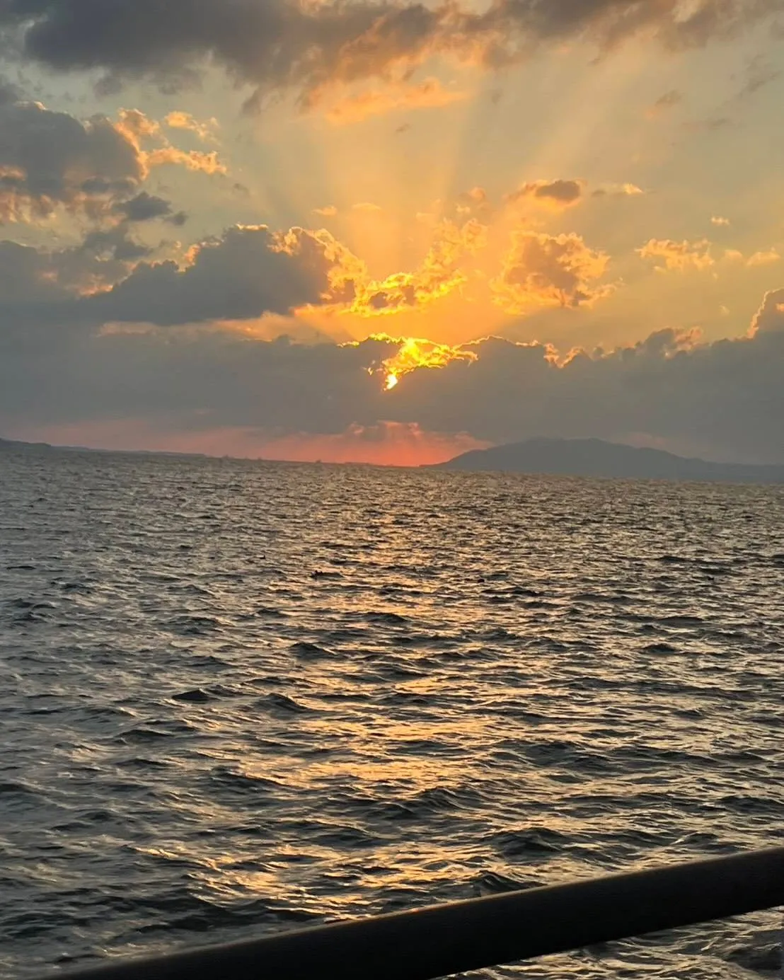 一昨日の送迎車🚗からの宍道湖の夕陽🌇がとても幻想的で綺麗でし...