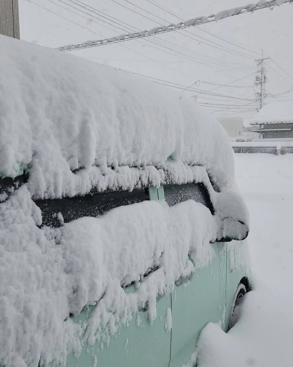 昨日からの積雪が多すぎて、除雪が困難な状態です