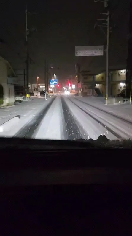 本日は積雪の為安全を考慮して営業を中止いたします。